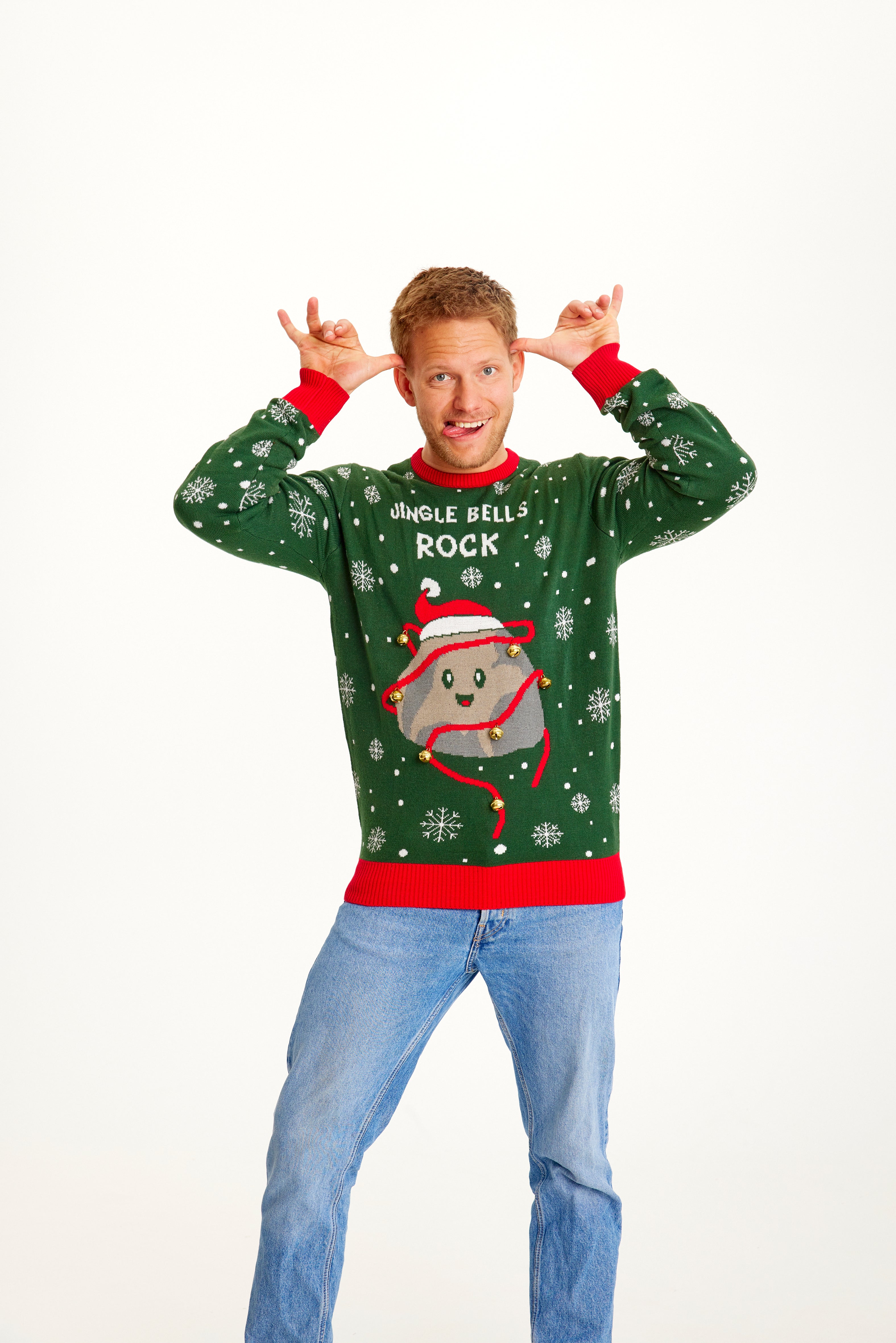 En mann i grønn julegenser med sitatet